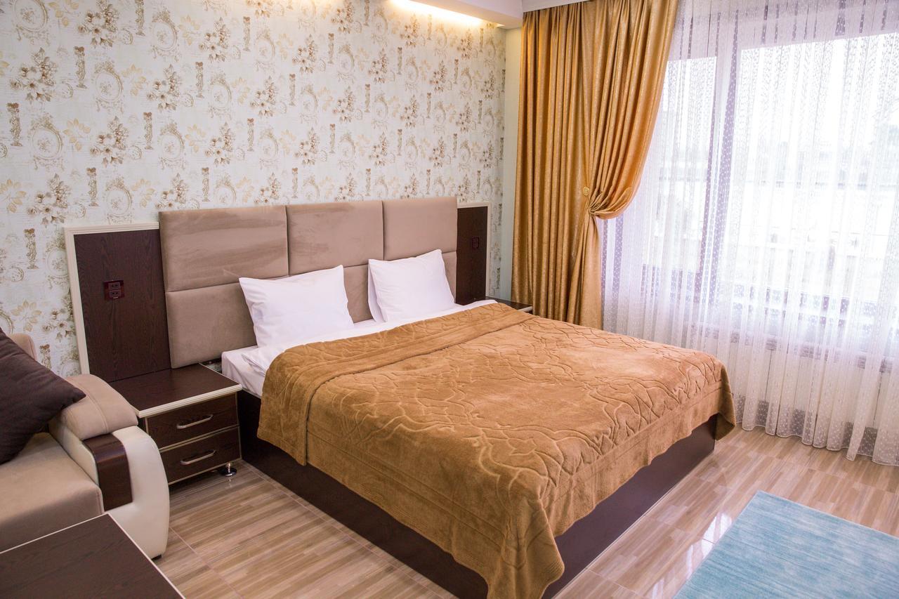 Semeni Hotel & Restaurant ミンゲチェヴィル エクステリア 写真
