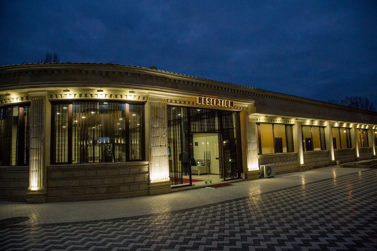 Semeni Hotel & Restaurant ミンゲチェヴィル エクステリア 写真