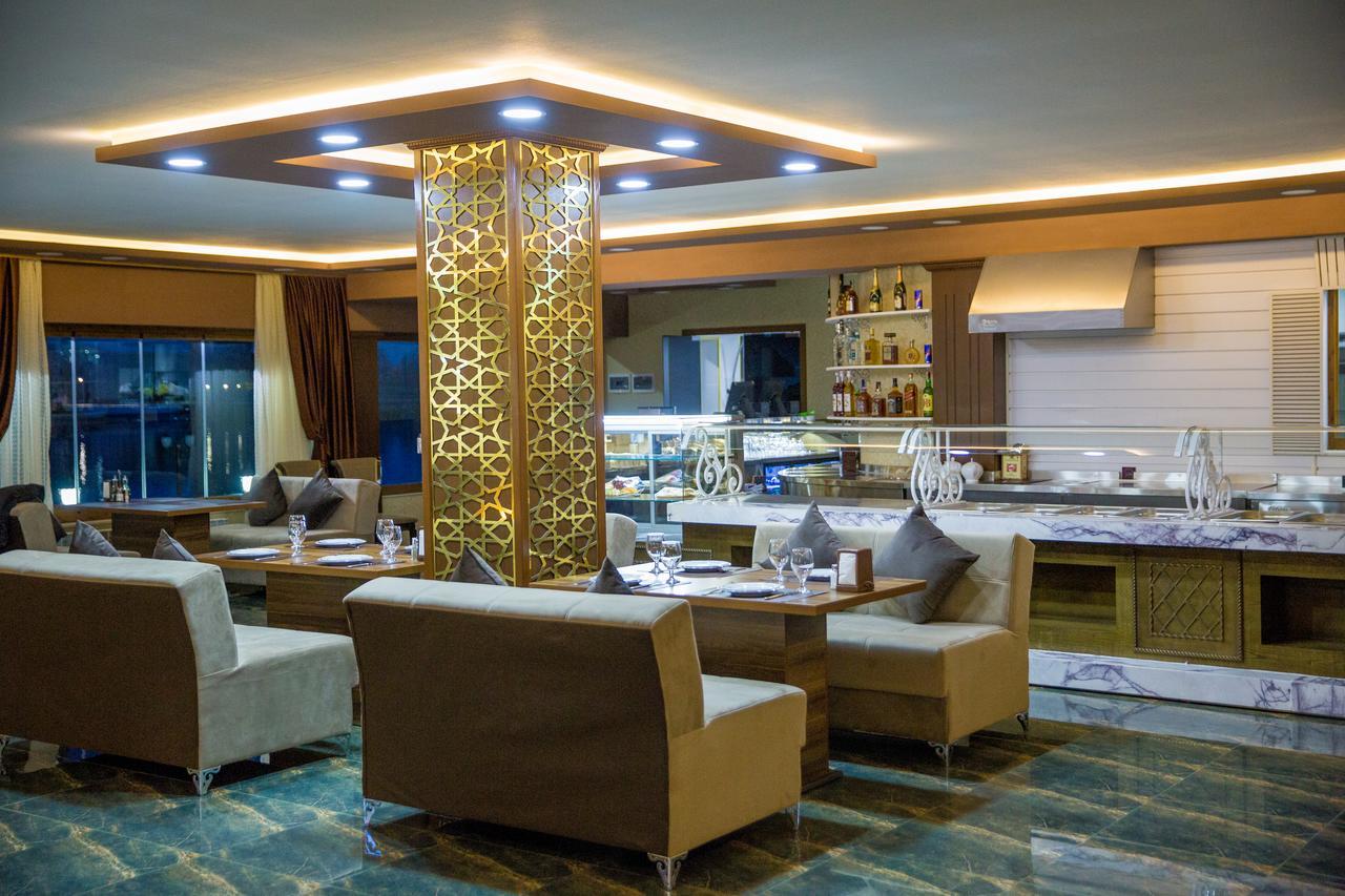 Semeni Hotel & Restaurant ミンゲチェヴィル エクステリア 写真